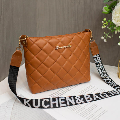 Kleine Umhängetasche für Damen ⎜ Modische Crossbody-Tasche mit gestepptem Design und auffälligem Trageriemen