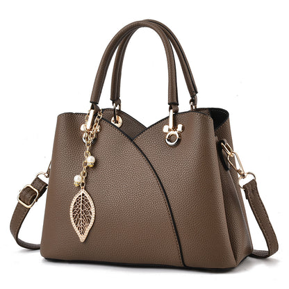 Elegante Handtasche für Damen ⎜ Stilvolle Umhängetasche mit Blattanhänger und praktischem Design