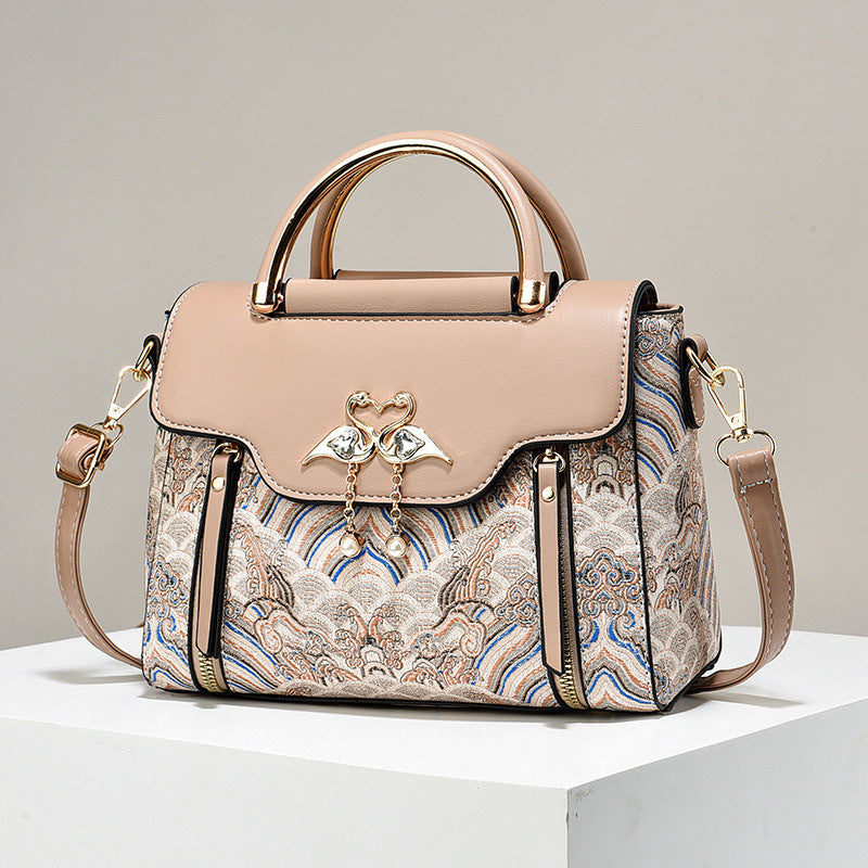 Elegante Handtasche für Damen ⎜ Modische Umhängetasche mit hochwertiger Stickerei und Herzanhänger