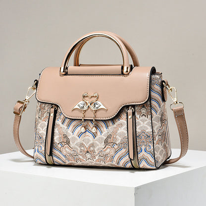 Elegante Handtasche für Damen ⎜ Modische Umhängetasche mit hochwertiger Stickerei und Herzanhänger