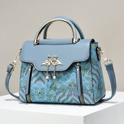 Elegante Handtasche für Damen ⎜ Modische Umhängetasche mit hochwertiger Stickerei und Herzanhänger