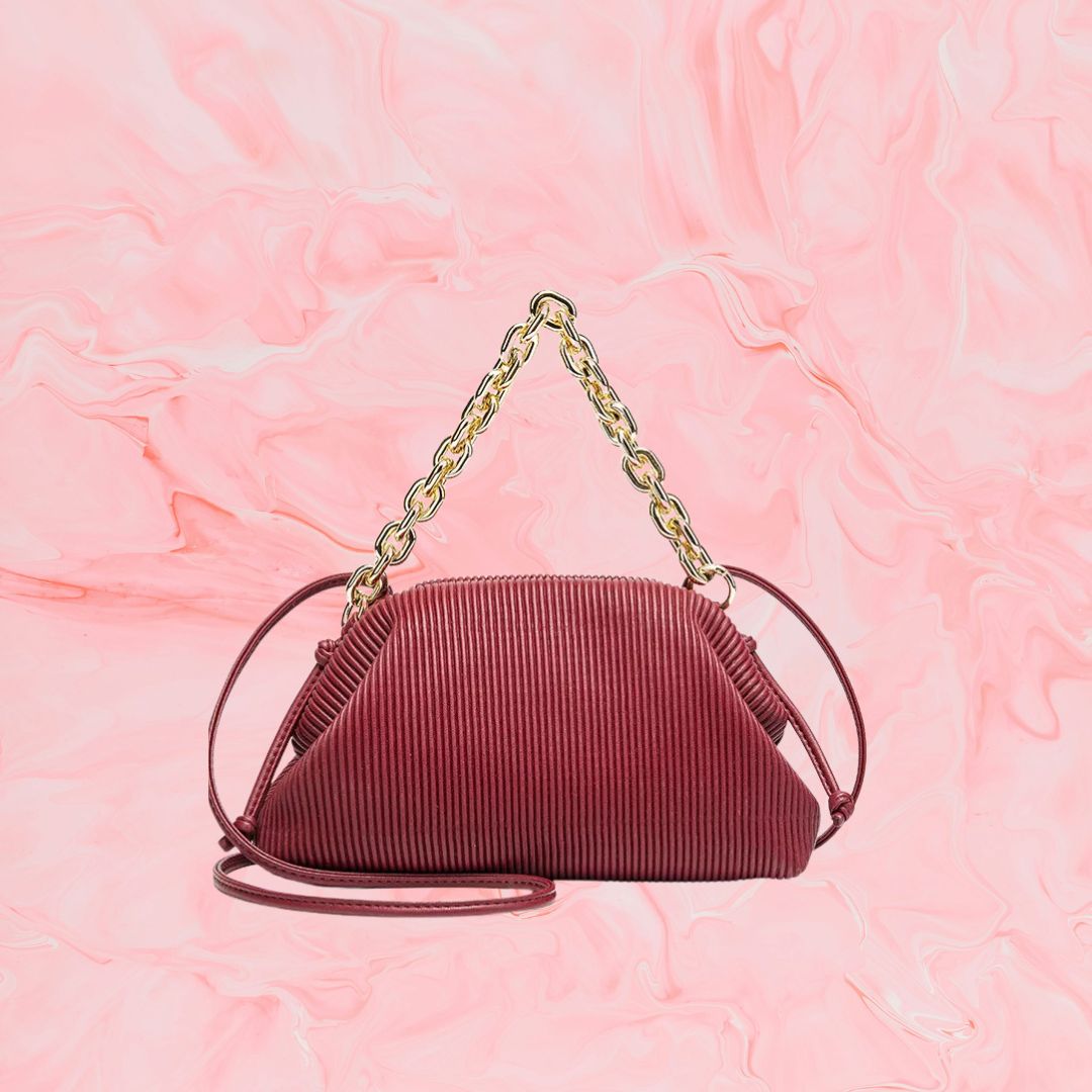 Kleine Umhängetasche für Damen ⎜ Modische Tasche mit Falten-Design und breitem Kettenriemen