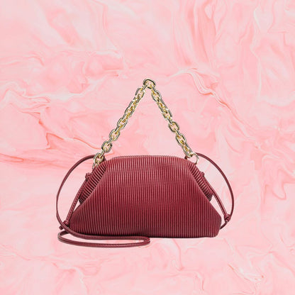 Kleine Umhängetasche für Damen ⎜ Modische Tasche mit Falten-Design und breitem Kettenriemen