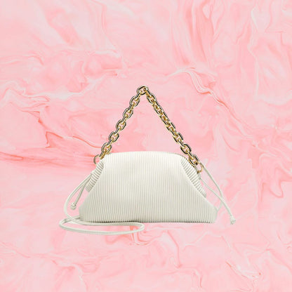 Kleine Umhängetasche für Damen ⎜ Modische Tasche mit Falten-Design und breitem Kettenriemen