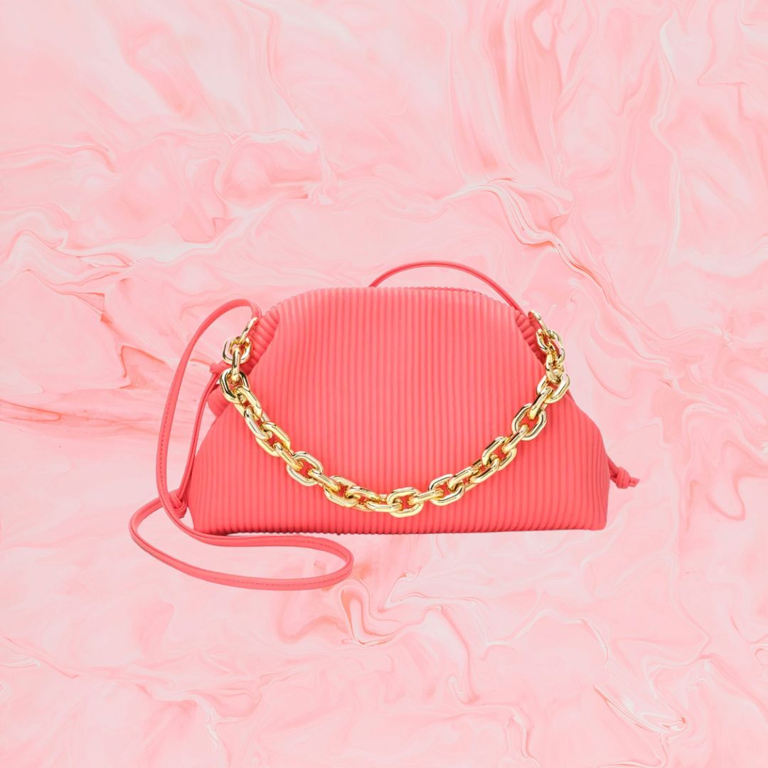 Kleine Umhängetasche für Damen ⎜ Modische Tasche mit Falten-Design und breitem Kettenriemen