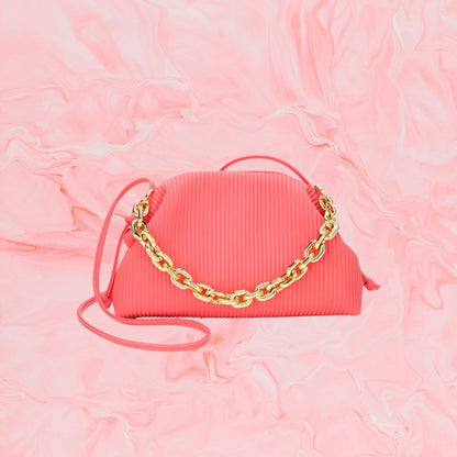 Kleine Umhängetasche für Damen ⎜ Modische Tasche mit Falten-Design und breitem Kettenriemen
