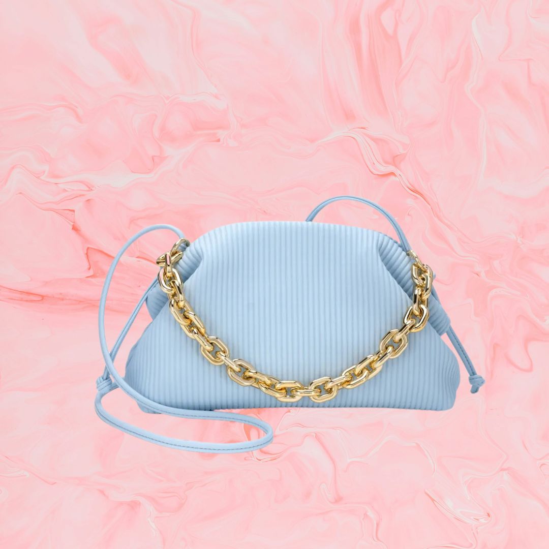 Kleine Umhängetasche für Damen ⎜ Modische Tasche mit Falten-Design und breitem Kettenriemen