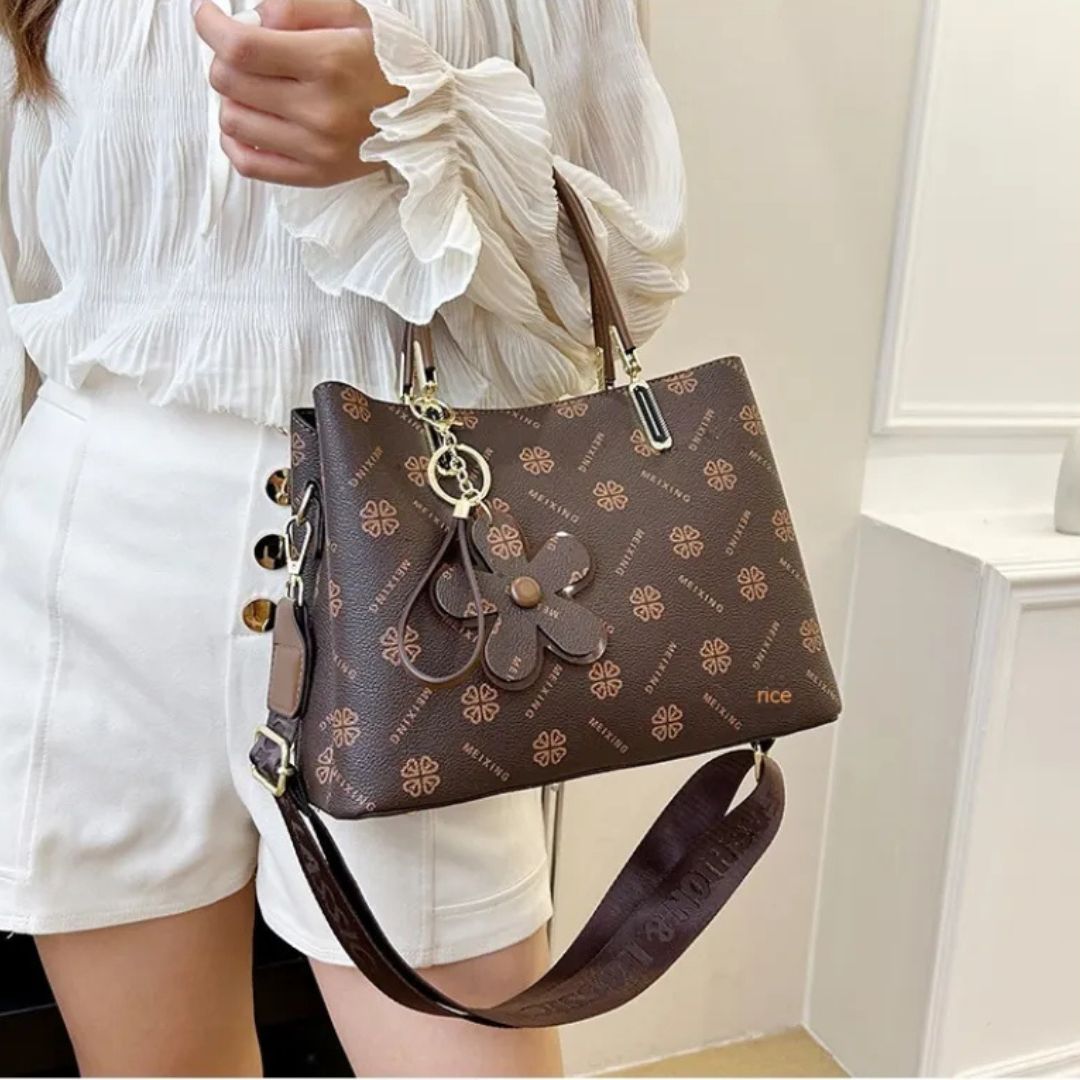 Geräumige Crossbody Tasche für Damen ⎜ Stilvolle Handtasche mit Blumenanhänger und verstellbarem Schultergurt