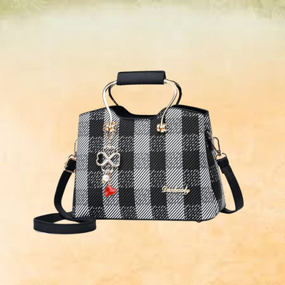 Karomuster Handtasche ⎜ Stilvolles Design mit Herzanhänger und viel Stauraum