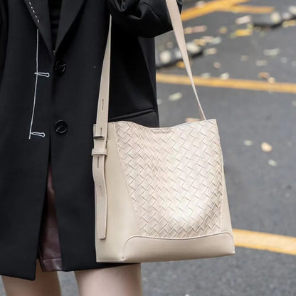 Leder Umhängetasche für Damen ⎜ Modische Schultertasche mit geflochtenem Design und verstellbarem Riemen