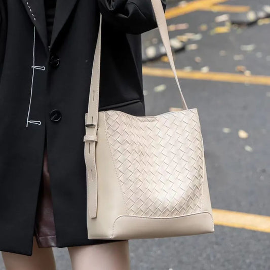 Leder Umhängetasche für Damen ⎜ Modische Schultertasche mit geflochtenem Design und verstellbarem Riemen