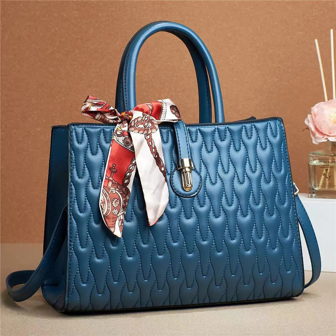 Schultertasche für Damen ⎜ Elegante Lederhandtasche mit Seidenschal und stilvollem Design