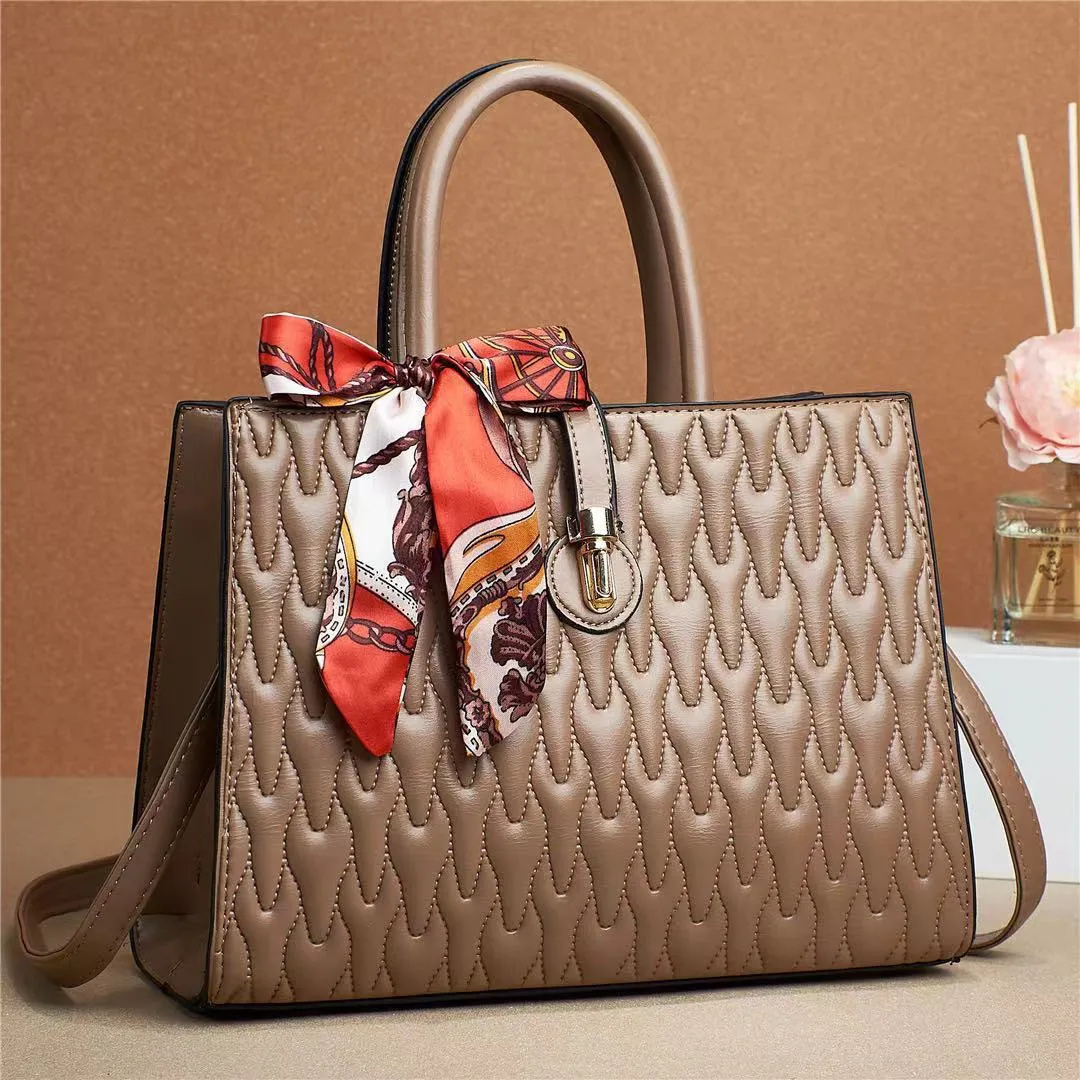 Schultertasche für Damen ⎜ Elegante Lederhandtasche mit Seidenschal und stilvollem Design