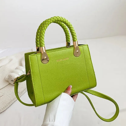 Trendy Handtasche für Damen ⎜ Kompakte Umhängetasche mit geflochtenem Griff und modernem Design