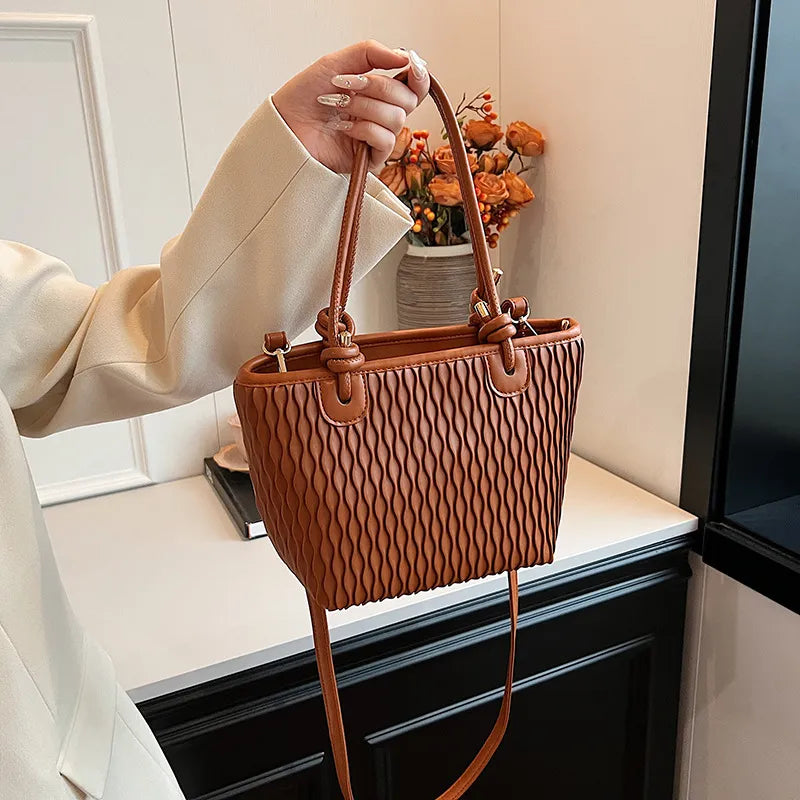 Modische Umhängetasche für Damen ⎜ Schlichte Tasche mit strukturiertem Design und verstellbarem Riemen