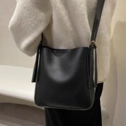 Crossbody Bucket Bag für Damen ⎜ Schlichtes Design mit verstellbarem Schultergurt und praktischem Innenraum