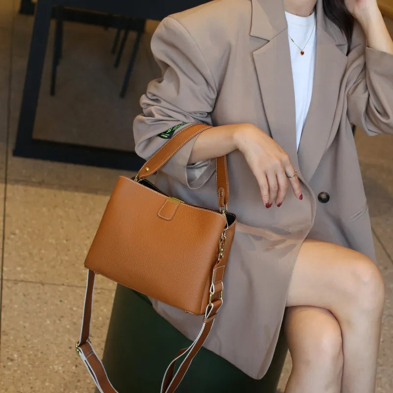 Leder-Umhängetasche für Damen ⎜ Geräumige Tasche mit verstellbarem Trageriemen und stilvollem Design