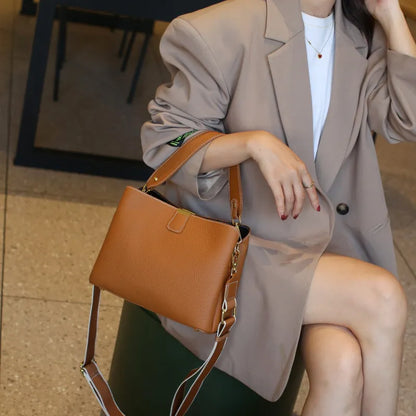 Leder-Umhängetasche für Damen ⎜ Geräumige Tasche mit verstellbarem Trageriemen und stilvollem Design