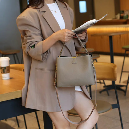Leder-Umhängetasche für Damen ⎜ Geräumige Tasche mit verstellbarem Trageriemen und stilvollem Design