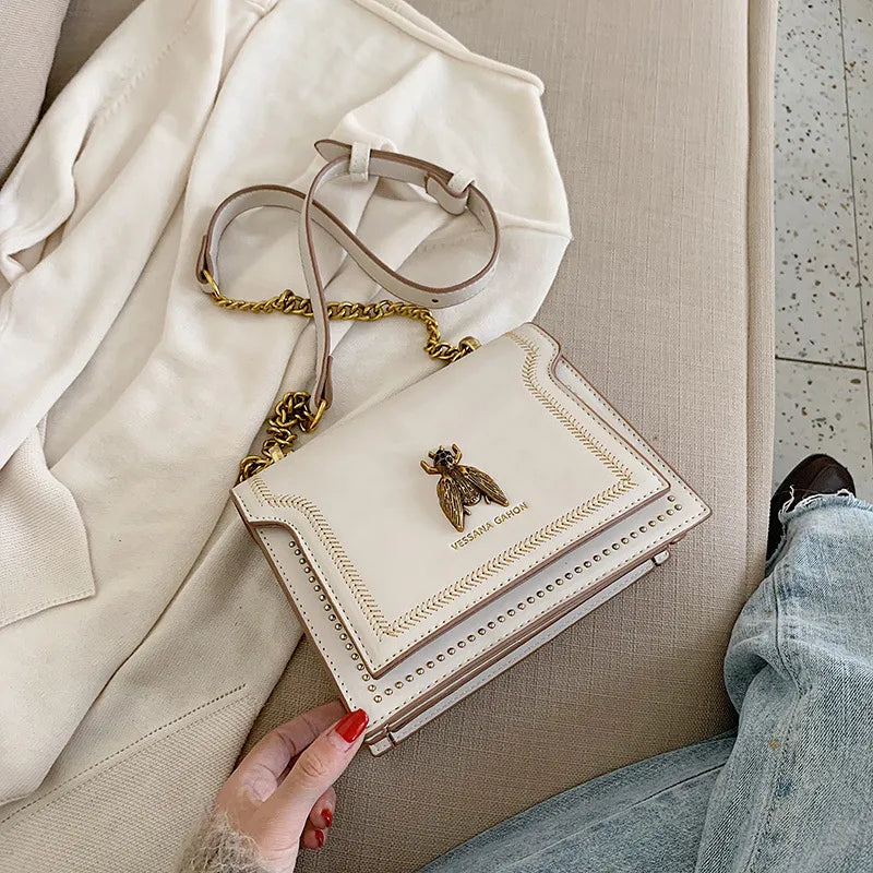 Kleine Ketten-Tasche ⎜ Elegantes Design mit goldener Bienenverzierung