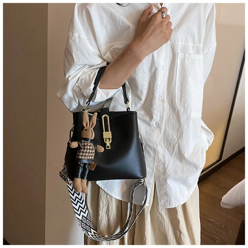 Modische Umhängetasche für Damen ⎜ Handtasche im Eimer-Stil mit eleganter Schnalle und verstellbarem Riemen
