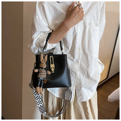 Modische Umhängetasche für Damen ⎜ Handtasche im Eimer-Stil mit eleganter Schnalle und verstellbarem Riemen