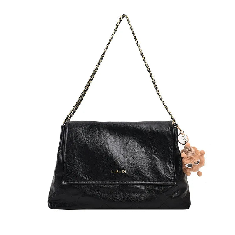 Retro Handtasche für Damen ⎜ Geräumiges Design mit Kettenhenkel und niedlichem Anhänger