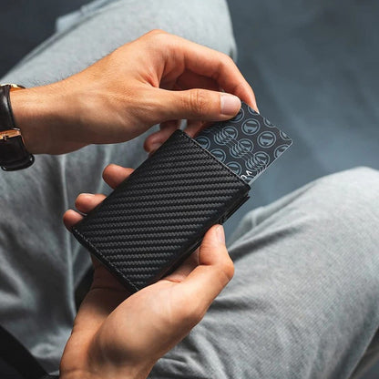RFID Kartenetui für Herren ⎜ Kompakte Carbonbörse mit Auswurffunktion für Karten