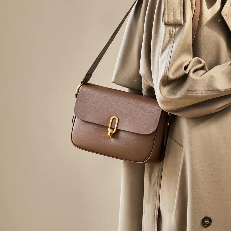 Ledertasche für Damen ⎜ Stilvolle Umhängetasche mit goldener Schnalle und verstellbarem Träger