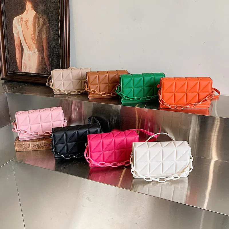 Umhängetasche für Damen ⎜ Modische Handtasche mit Ketten-Detail und geprägtem Lederdesign