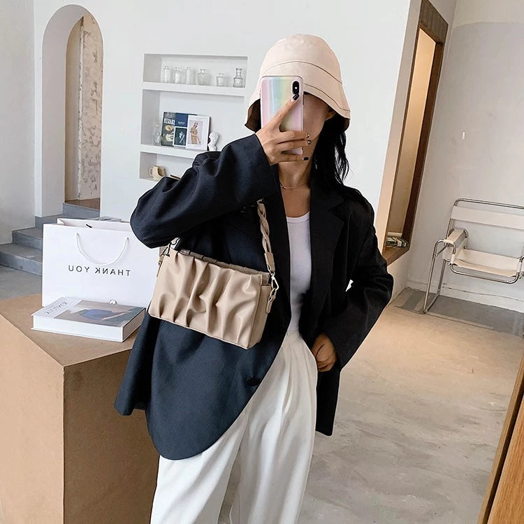 Modische Umhängetasche für Damen ⎜ Kleine Tasche mit geflochtenem Griff und stilvollem Falten-Design