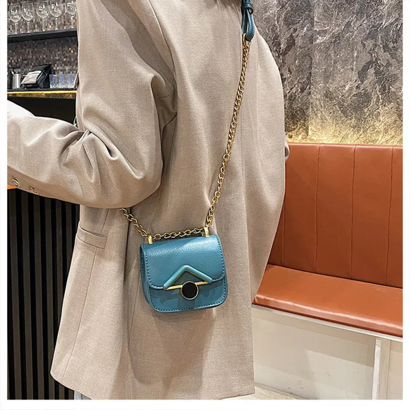 Kleine Umhängetasche mit Kette ⎜ Elegantes Design mit goldener Schnalle und minimalistischen Details