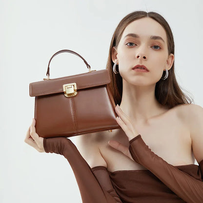 Leder-Handtasche für Damen ⎜ Elegante Schultertasche mit praktischem Verschluss und kompaktem Design