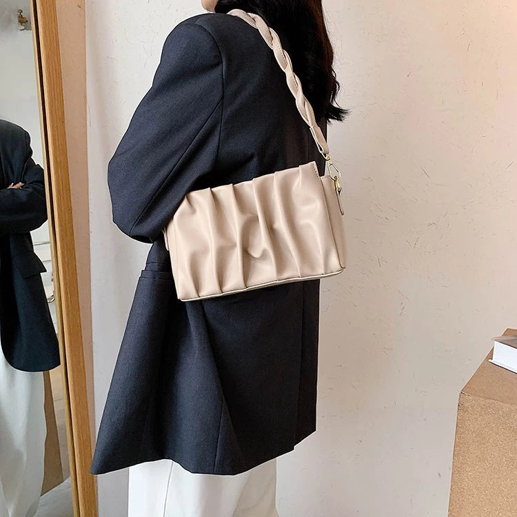 Modische Umhängetasche für Damen ⎜ Kleine Tasche mit geflochtenem Griff und stilvollem Falten-Design