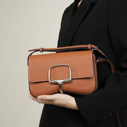 Leder Umhängetasche für Damen ⎜ Elegante Tasche mit Schnallenverschluss und verstellbarem Gurt