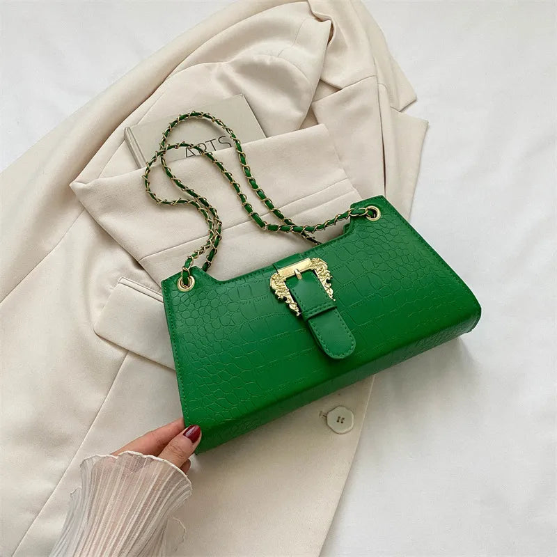 Schultertasche mit Kette ⎜ Modernes Design mit Kroko-Prägung und stilvollem goldenen Verschluss