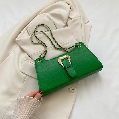Schultertasche mit Kette ⎜ Modernes Design mit Kroko-Prägung und stilvollem goldenen Verschluss