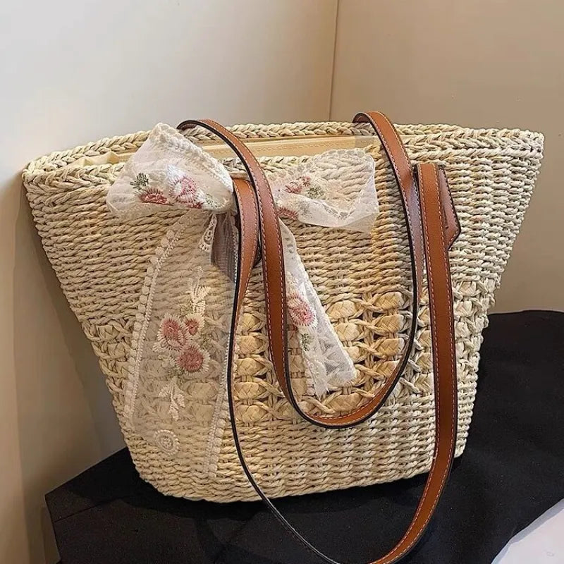 Strohtasche mit Blumenband ⎜ Sommerliches Design und viel Stauraum