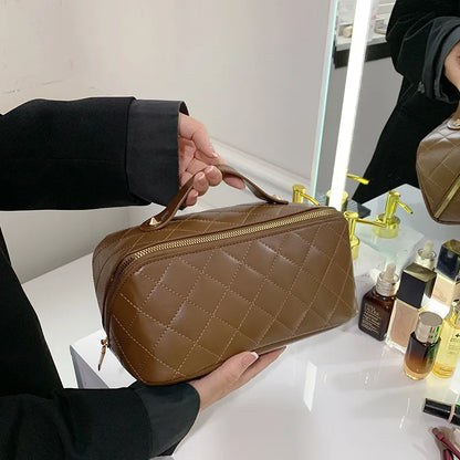 Kosmetiktasche für Damen ⎜ Elegantes Steppdesign mit Reißverschluss und praktischem Tragegriff für unterwegs
