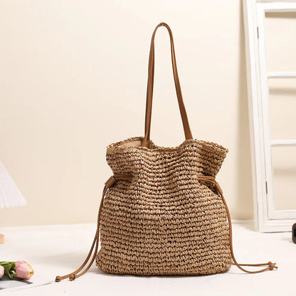 Große Kapazität Strohtasche ⎜ Modische Umhängetasche mit Kordelzug und robusten Trageriemen