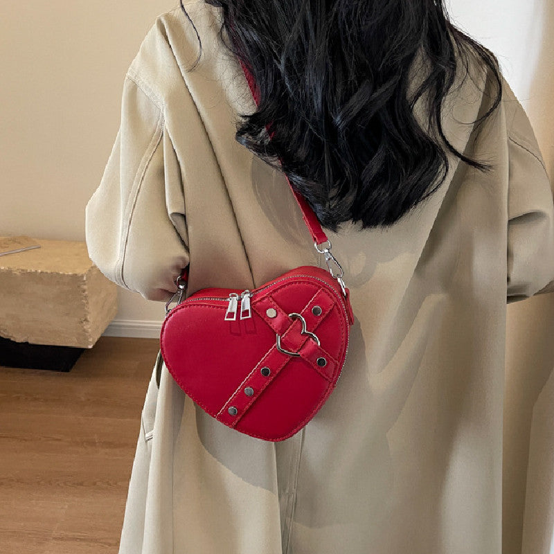 Modische Umhängetasche für Damen ⎜ Herzförmige Crossbody-Tasche im auffälligen Design mit Riemenverschluss