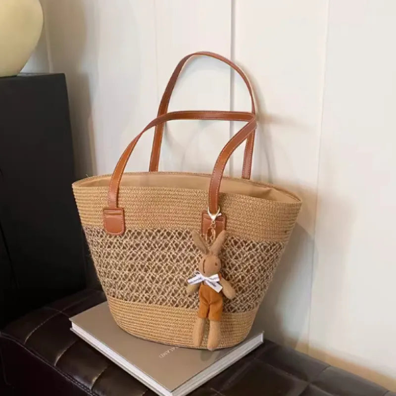 Strohtasche mit Anhänger ⎜ Stilvolle Umhängetasche für den Alltag