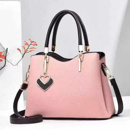 Handtasche mit Herzanhänger ⎜ Stilvolles Design und praktischer Schulterriemen