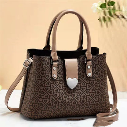 Handtasche mit Herzverschluss ⎜ Stilvolles Design mit viel Stauraum für den Alltag