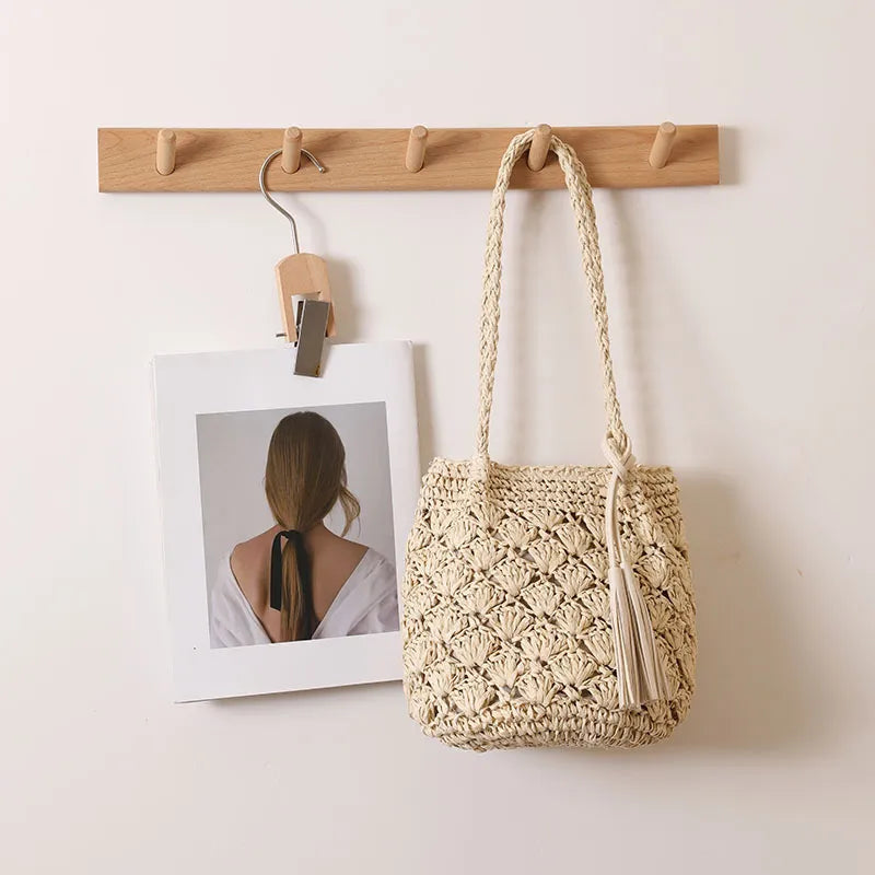 Strohtasche mit Quasten ⎜ Modische Umhängetasche im Fächerdesign für den Alltag