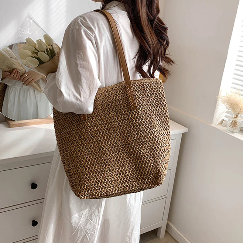 Große Kapazität Strohtasche ⎜ Modische Umhängetasche mit Kordelzug und robusten Trageriemen