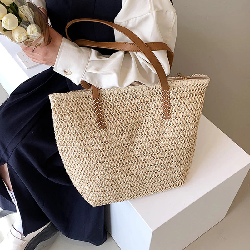 Große Kapazität Strohtasche ⎜ Modische Umhängetasche mit Kordelzug und robusten Trageriemen