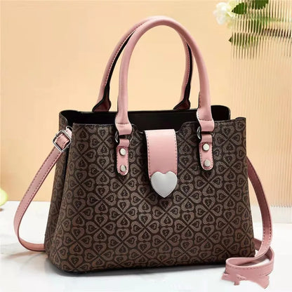 Handtasche mit Herzverschluss ⎜ Stilvolles Design mit viel Stauraum für den Alltag