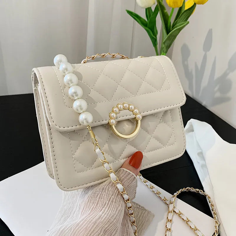 Kleine Schultertasche mit Kette ⎜ Perlenverschluss und stilvollem Kettenriemen