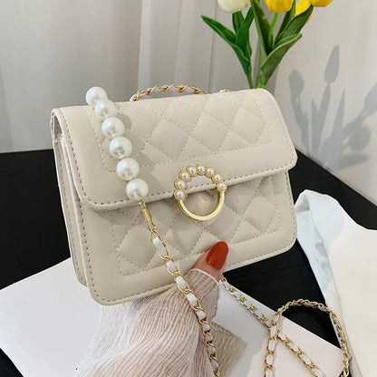 Kleine Schultertasche mit Kette ⎜ Perlenverschluss und stilvollem Kettenriemen